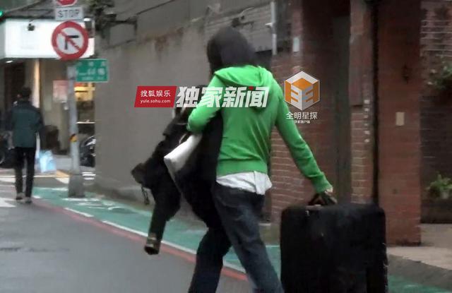 组图：钟汉良再被曝隐婚生女 与妻子两度同框