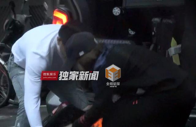 组图：钟汉良再被曝隐婚生女 与妻子两度同框