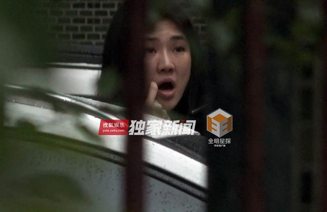 组图：钟汉良再被曝隐婚生女 与妻子两度同框