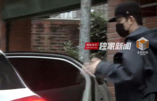 组图：钟汉良再被曝隐婚生女 与妻子两度同框