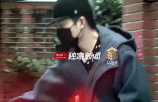 组图：钟汉良再被曝隐婚生女 与妻子两度同框