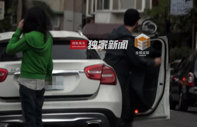 组图：钟汉良再被曝隐婚生女 与妻子两度同框