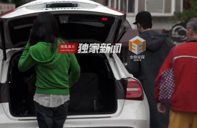 组图：钟汉良再被曝隐婚生女 与妻子两度同框