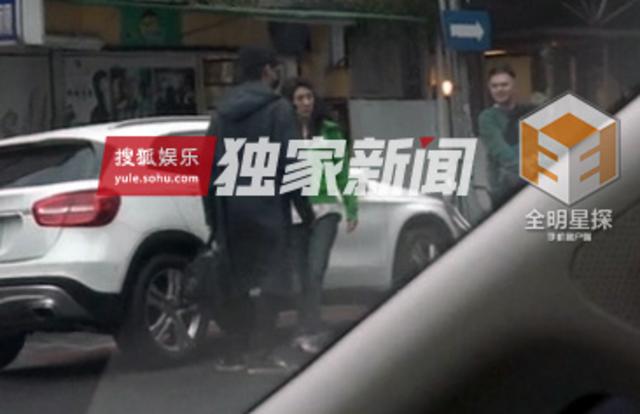 组图：钟汉良再被曝隐婚生女 与妻子两度同框