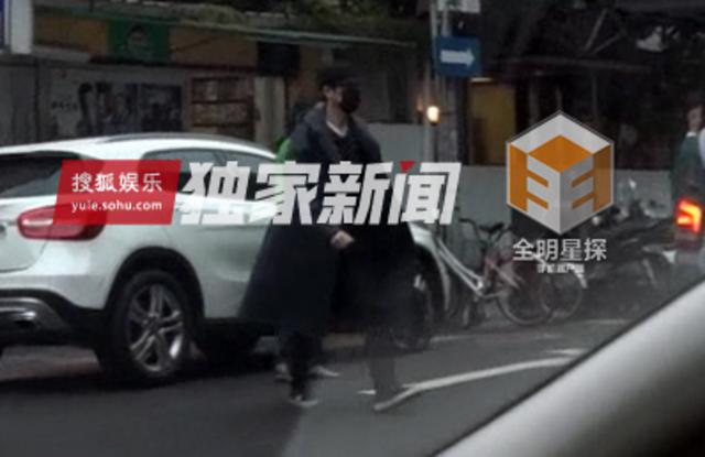 组图：钟汉良再被曝隐婚生女 与妻子两度同框