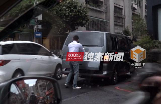 组图：钟汉良再被曝隐婚生女 与妻子两度同框