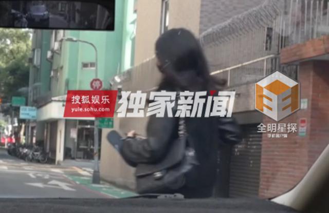 组图：钟汉良再被曝隐婚生女 与妻子两度同框