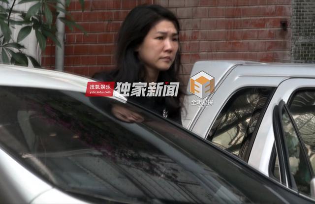 组图：钟汉良再被曝隐婚生女 与妻子两度同框