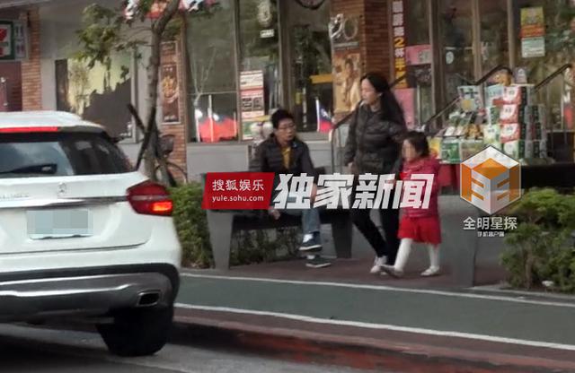 组图：钟汉良再被曝隐婚生女 与妻子两度同框