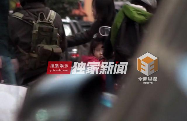 组图：钟汉良再被曝隐婚生女 与妻子两度同框