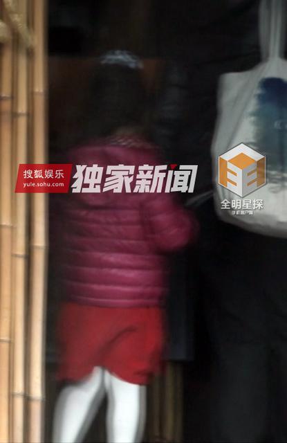 组图：钟汉良再被曝隐婚生女 与妻子两度同框