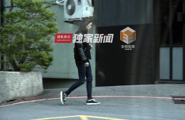 组图：钟汉良再被曝隐婚生女 与妻子两度同框