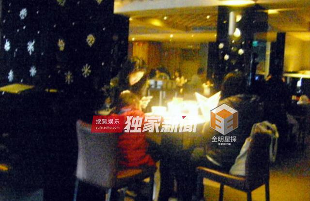 组图：钟汉良再被曝隐婚生女 与妻子两度同框