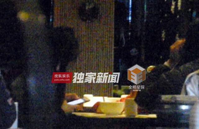组图：钟汉良再被曝隐婚生女 与妻子两度同框