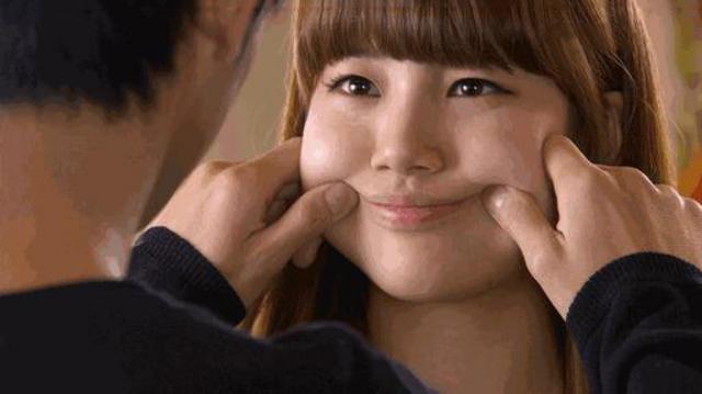 秀智刘诗诗被捏脸 感觉要被玩坏了