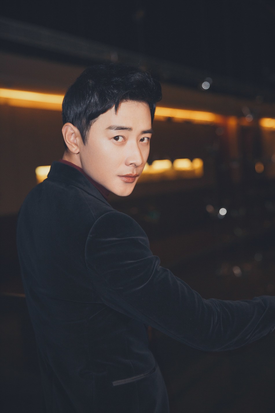 高清:罗晋唐嫣再牵手甜蜜献唱 上演吻手杀