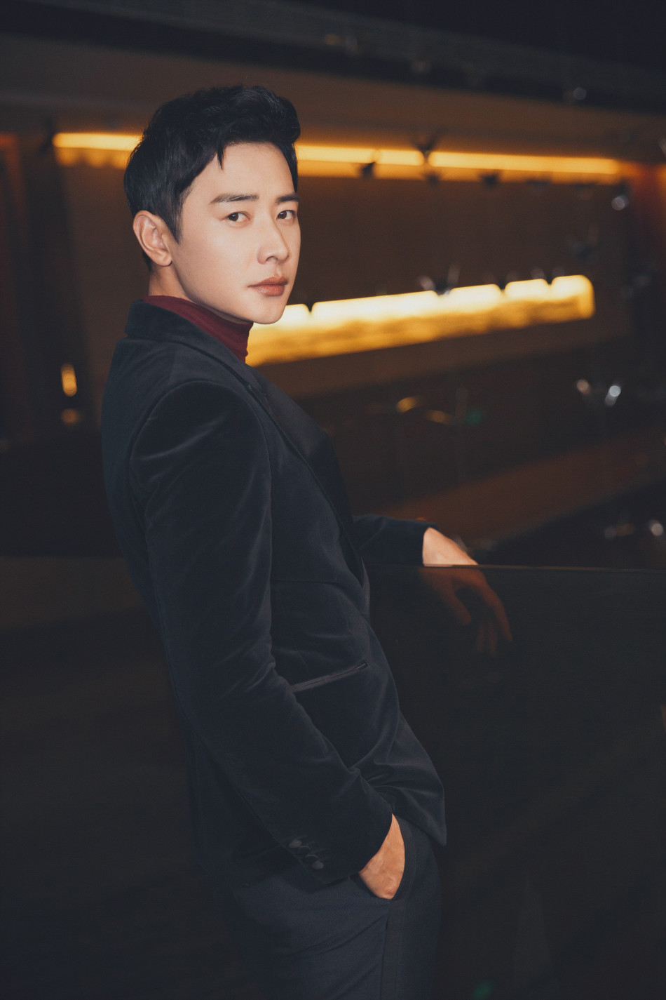 高清:罗晋唐嫣再牵手甜蜜献唱 上演吻手杀