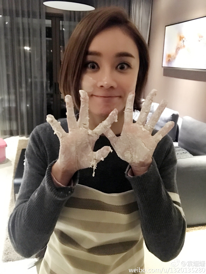 萌一脸!袁姗姗包饺子秒变小花猫 手脸都是面粉