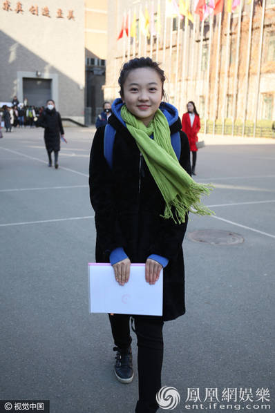 林妙可高考了!中戏排队候考 肤白貌美古灵精怪