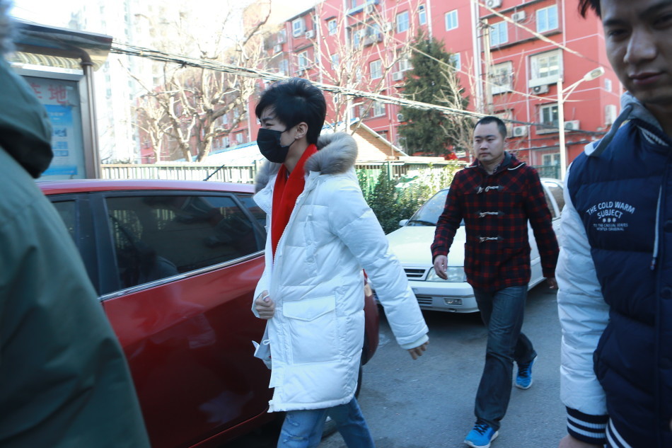 组图:王俊凯艺考路遇咸猪手 口罩被撕无奈 -