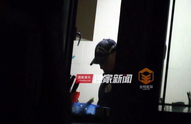 组图：霍尊恋情曝光！火风下厨招待“儿媳”