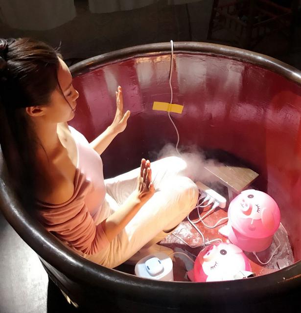 女星沐浴戏香艳撩人 这么诱惑的戏竟是这么拍的