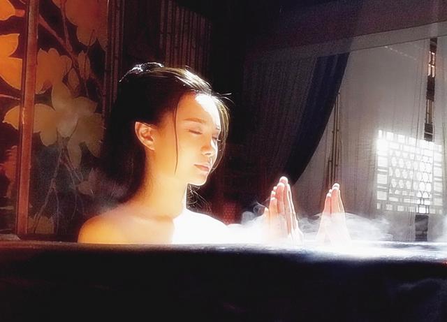 女星沐浴戏香艳撩人 这么诱惑的戏竟是这么拍的