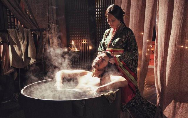 女星沐浴戏香艳撩人 这么诱惑的戏竟是这么拍的