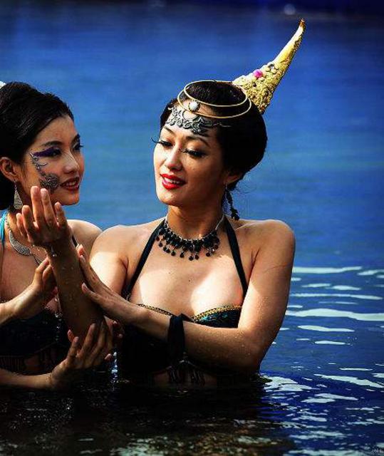 女星沐浴戏香艳撩人 这么诱惑的戏竟是这么拍的