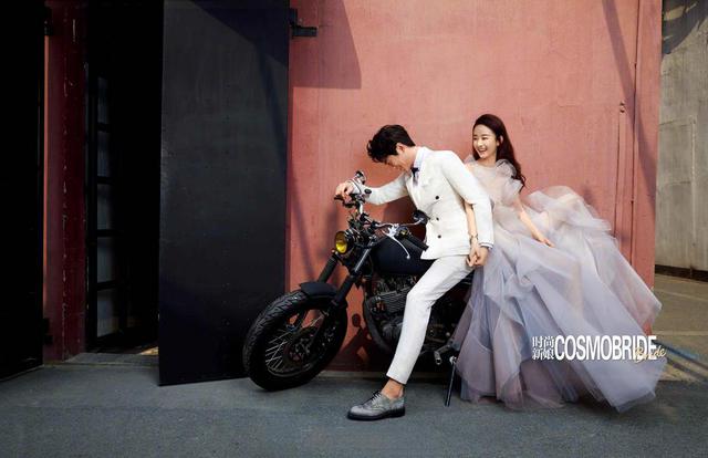 组图:赵丽颖林更新携手拍婚纱大片 摸腿搂腰对笑有点甜