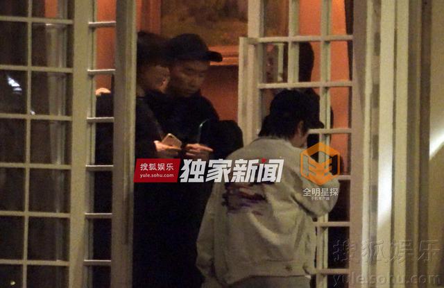 独家：手动艾特陈羽凡 白百何会友吃饭遭搂肩