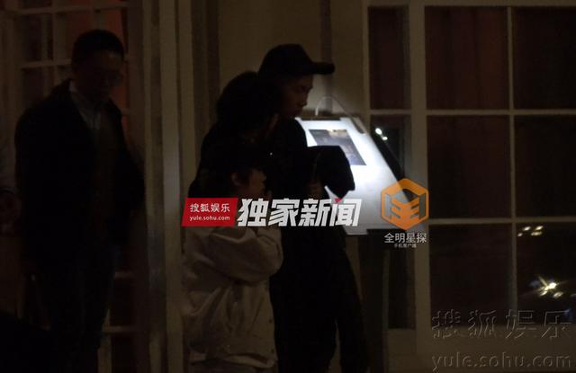 独家：手动艾特陈羽凡 白百何会友吃饭遭搂肩