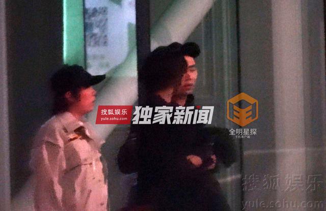 独家：手动艾特陈羽凡 白百何会友吃饭遭搂肩