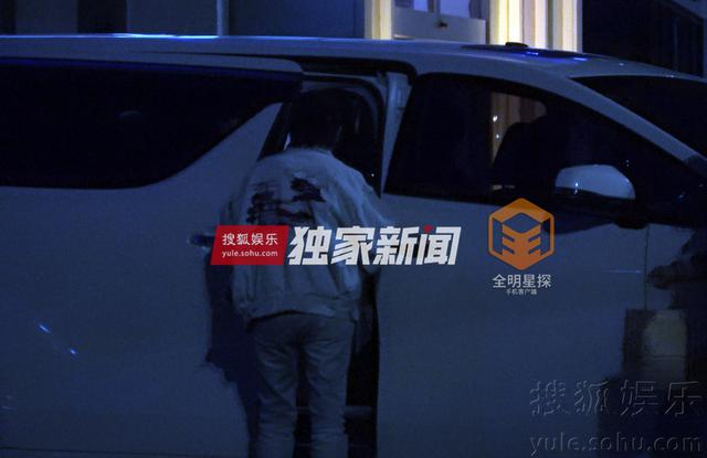 独家：手动艾特陈羽凡 白百何会友吃饭遭搂肩