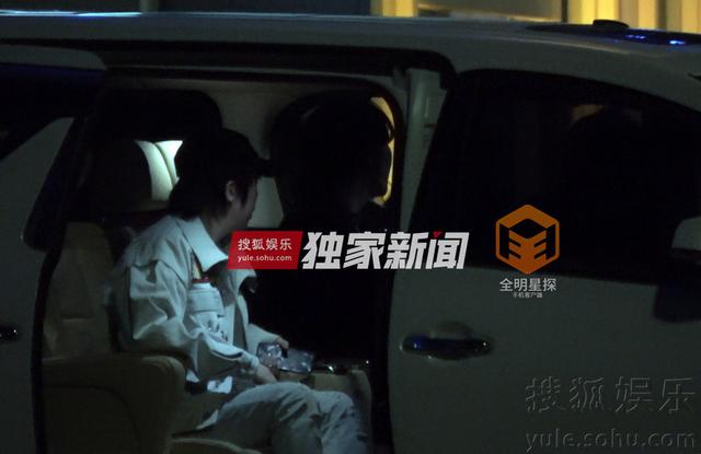 独家：手动艾特陈羽凡 白百何会友吃饭遭搂肩