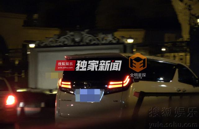 独家：手动艾特陈羽凡 白百何会友吃饭遭搂肩