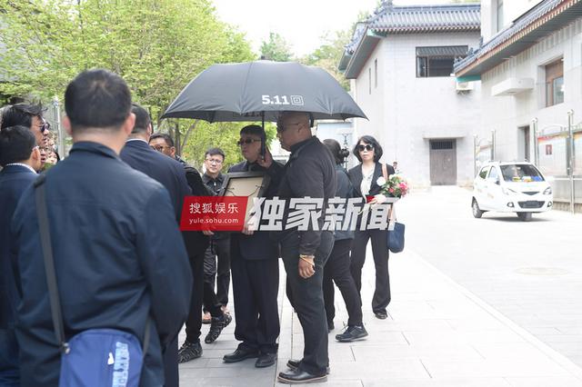 组图：杨洁追悼会举行 六小龄童徐少华等现身