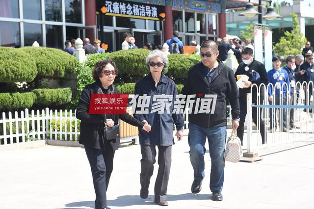 组图：杨洁追悼会举行 六小龄童徐少华等现身