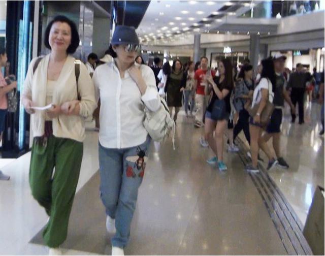 林青霞跟好闺蜜牵手逛街 Freestyle打扮好抢镜