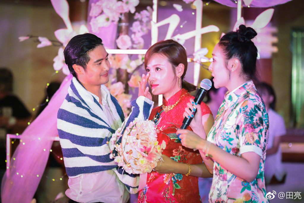 田亮庆结婚十周年甘为叶一茜跳水 花式送钻戒