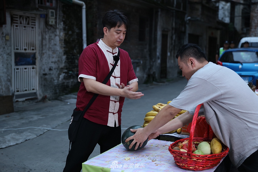 武林争霸!黄磊沙溢手劈水果王迅练蛤蟆功(图)