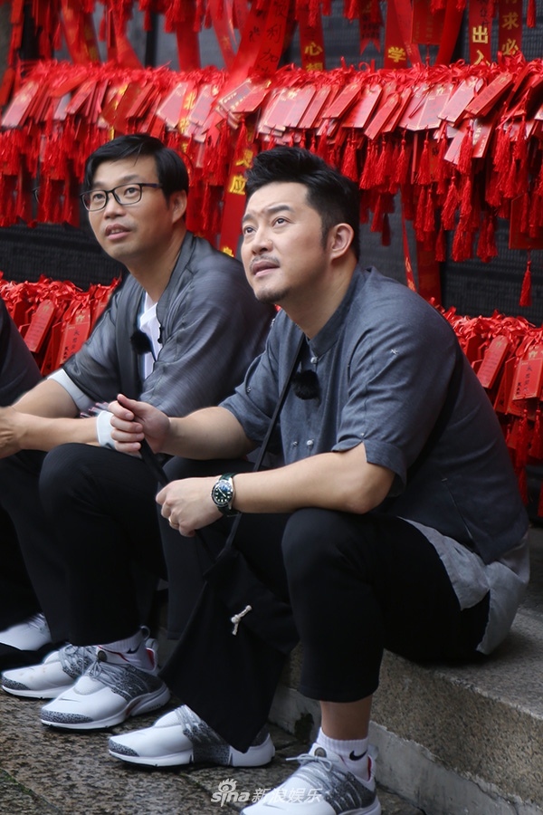 武林争霸!黄磊沙溢手劈水果王迅练蛤蟆功(图)