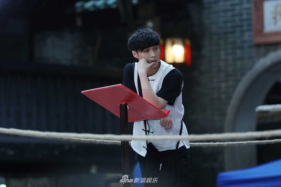 武林争霸!黄磊沙溢手劈水果王迅练蛤蟆功(图)