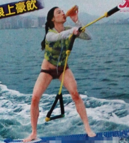 张柏芝豪放冲浪露小腹纹身