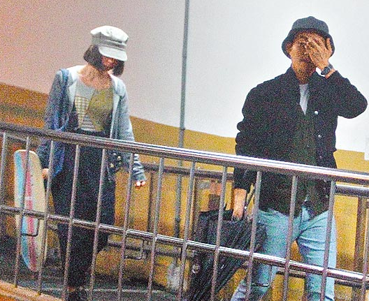 林宥嘉丁文琪约会再遭跟拍 用伞遮脸模样滑稽