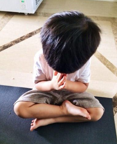 等等双腿盘坐双手合十