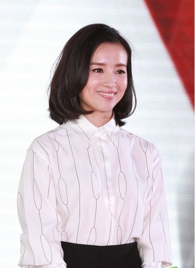 董洁白衣黑裙显娇俏 应采儿短裙秀美腿