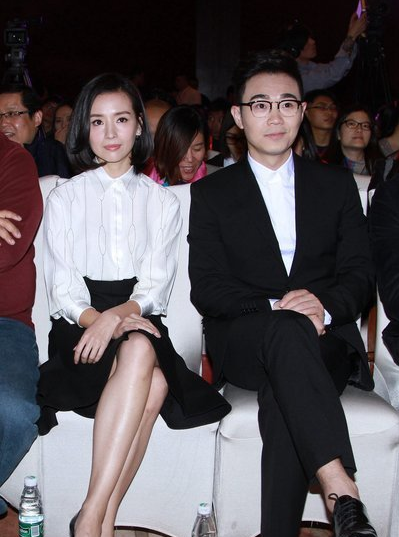 董洁白衣黑裙显娇俏 应采儿短裙秀美腿