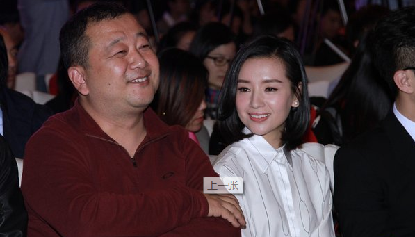 董洁白衣黑裙显娇俏 应采儿短裙秀美腿