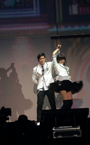 周杰伦演唱会与辣妹贴身热舞